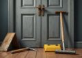 découvrez les meilleurs outils pour ouvrir une porte claquée rapidement et en toute sécurité. astuces, conseils d'experts et solutions efficaces pour gérer cette situation sans endommager votre serrure.