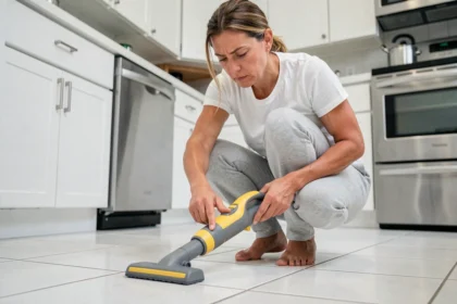 Femme utilisant un nettoyeur vapeur Lidl sur le carrelage de sa cuisine avec une expression dubitative